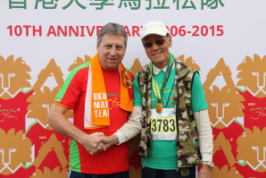 年屆77歲的鄺熊標是本年度港大馬拉松隊最年長跑手。他已是連續第十年參加港大馬拉松隊